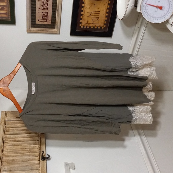 LOGO by Lori Goldstein Tops - 🟢6oz (187) logo army green lace bottom cropped sleeve blouse